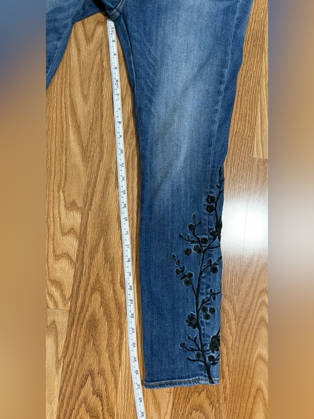 DRIFTWOOD Blue Cropped Jeans with Black Floral Embroidery w30 L 28 - Picture 7 of 8